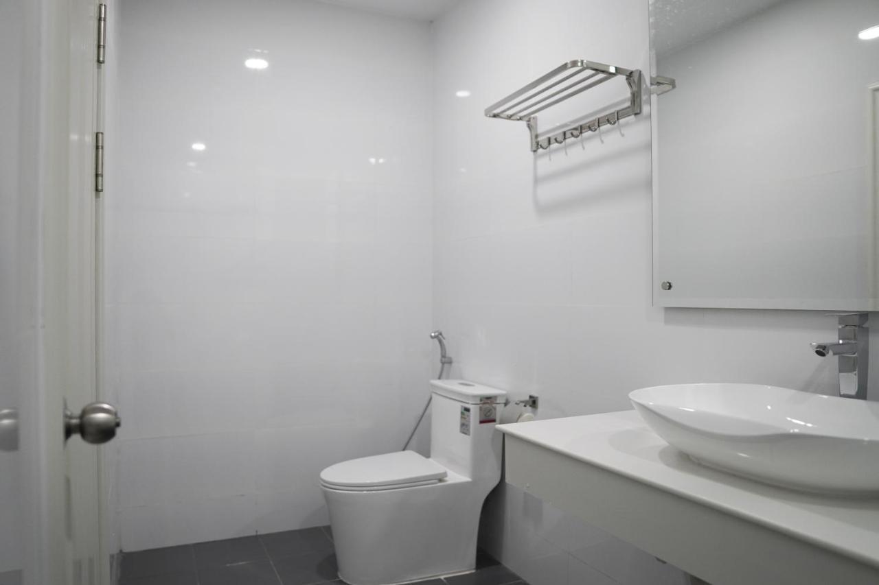 Apple Hotel Three - Near Pnh Airport Phnom Penh Esterno foto