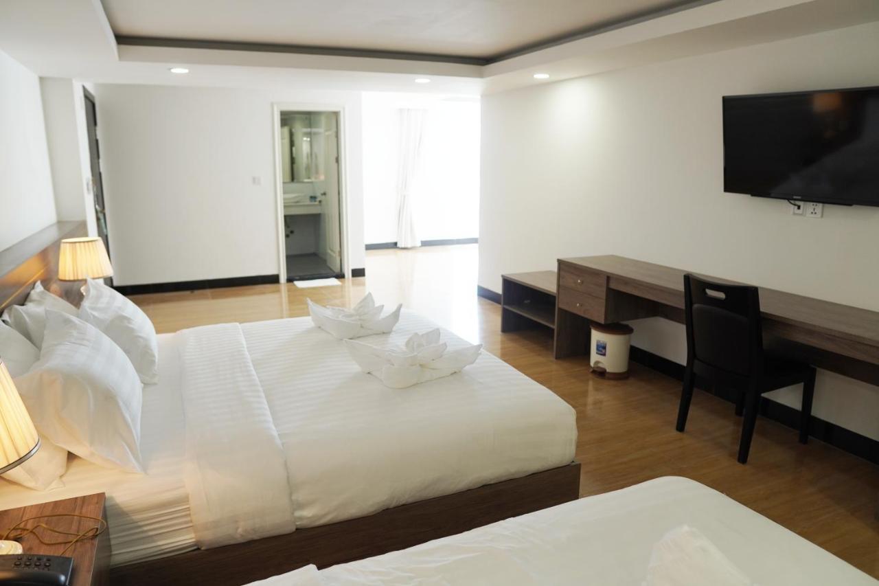 Apple Hotel Three - Near Pnh Airport Phnom Penh Esterno foto