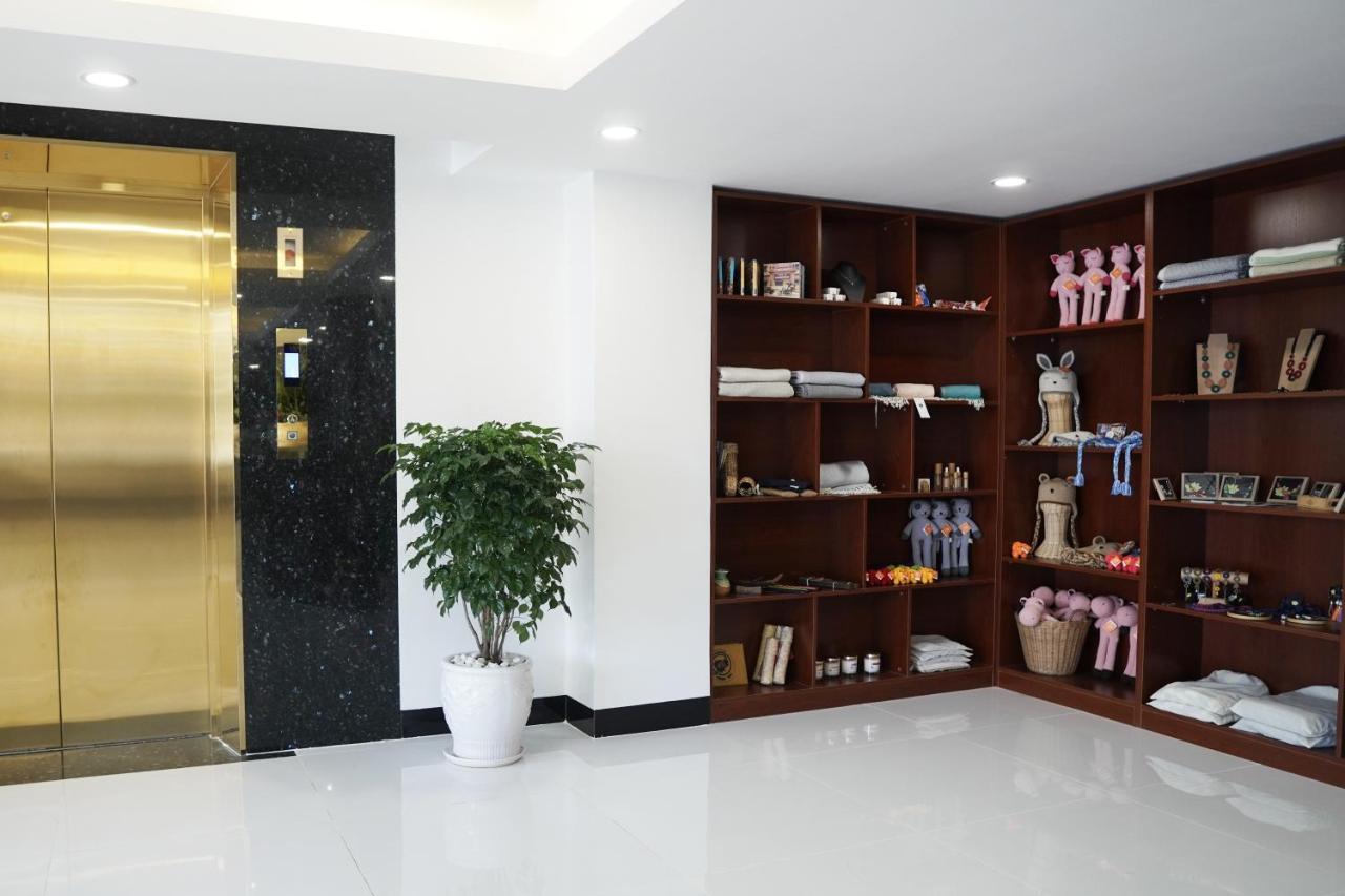 Apple Hotel Three - Near Pnh Airport Phnom Penh Esterno foto
