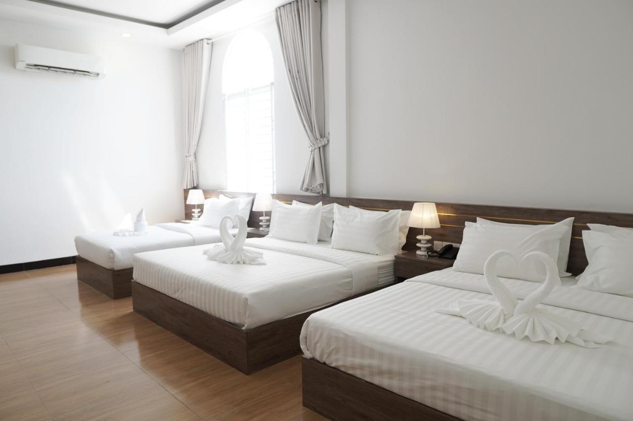 Apple Hotel Three - Near Pnh Airport Phnom Penh Esterno foto