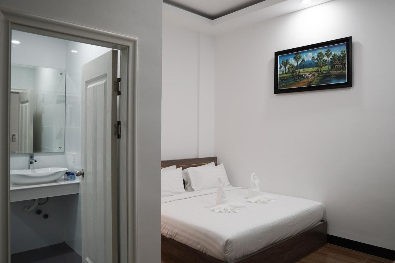 Apple Hotel Three - Near Pnh Airport Phnom Penh Esterno foto