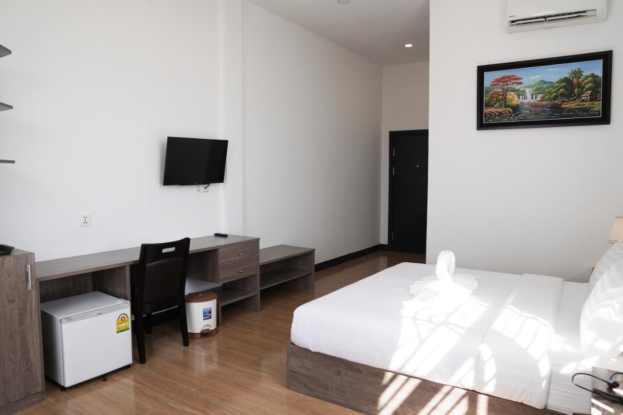 Apple Hotel Three - Near Pnh Airport Phnom Penh Esterno foto