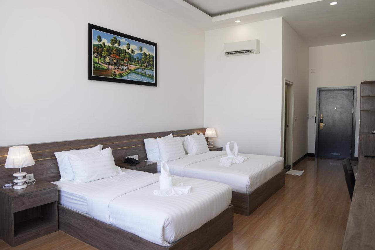 Apple Hotel Three - Near Pnh Airport Phnom Penh Esterno foto