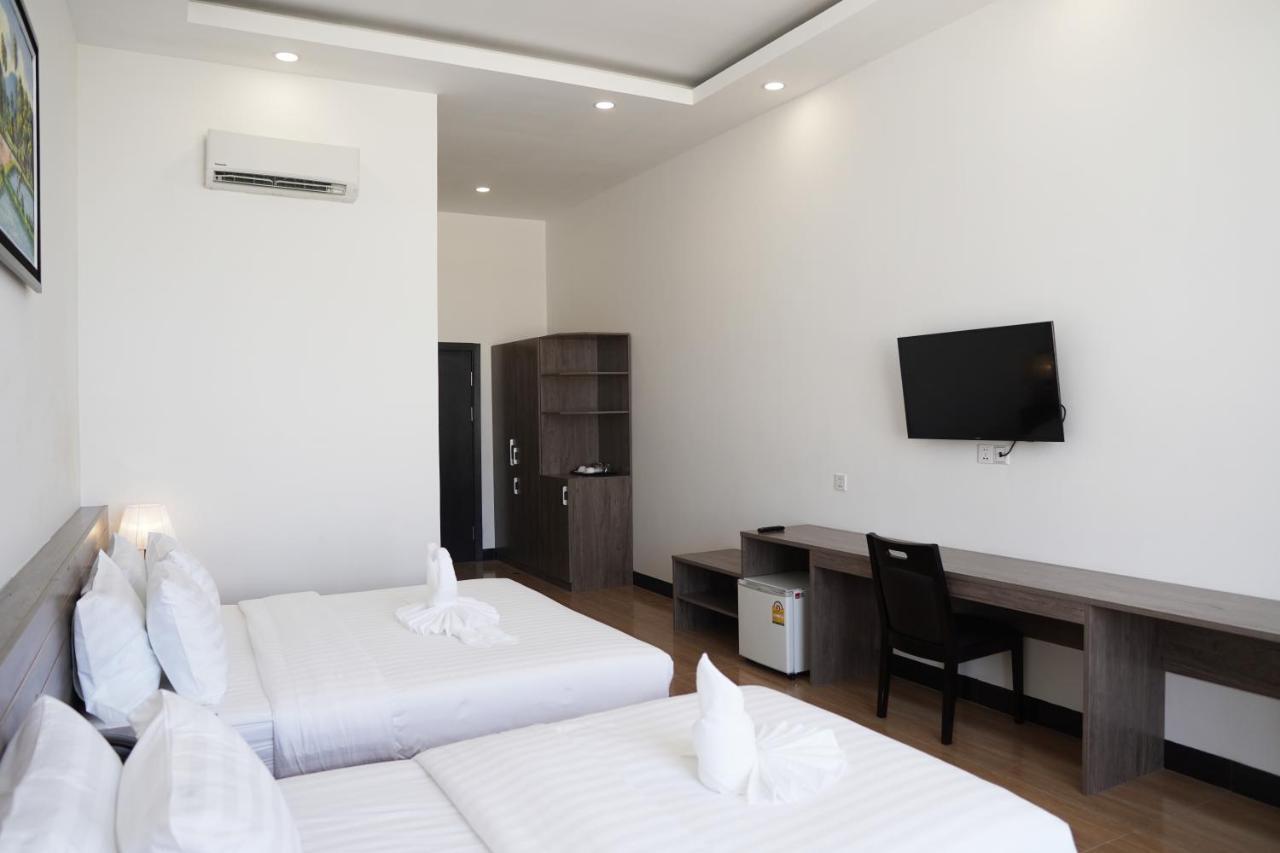 Apple Hotel Three - Near Pnh Airport Phnom Penh Esterno foto
