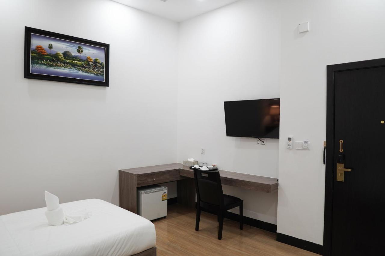 Apple Hotel Three - Near Pnh Airport Phnom Penh Esterno foto