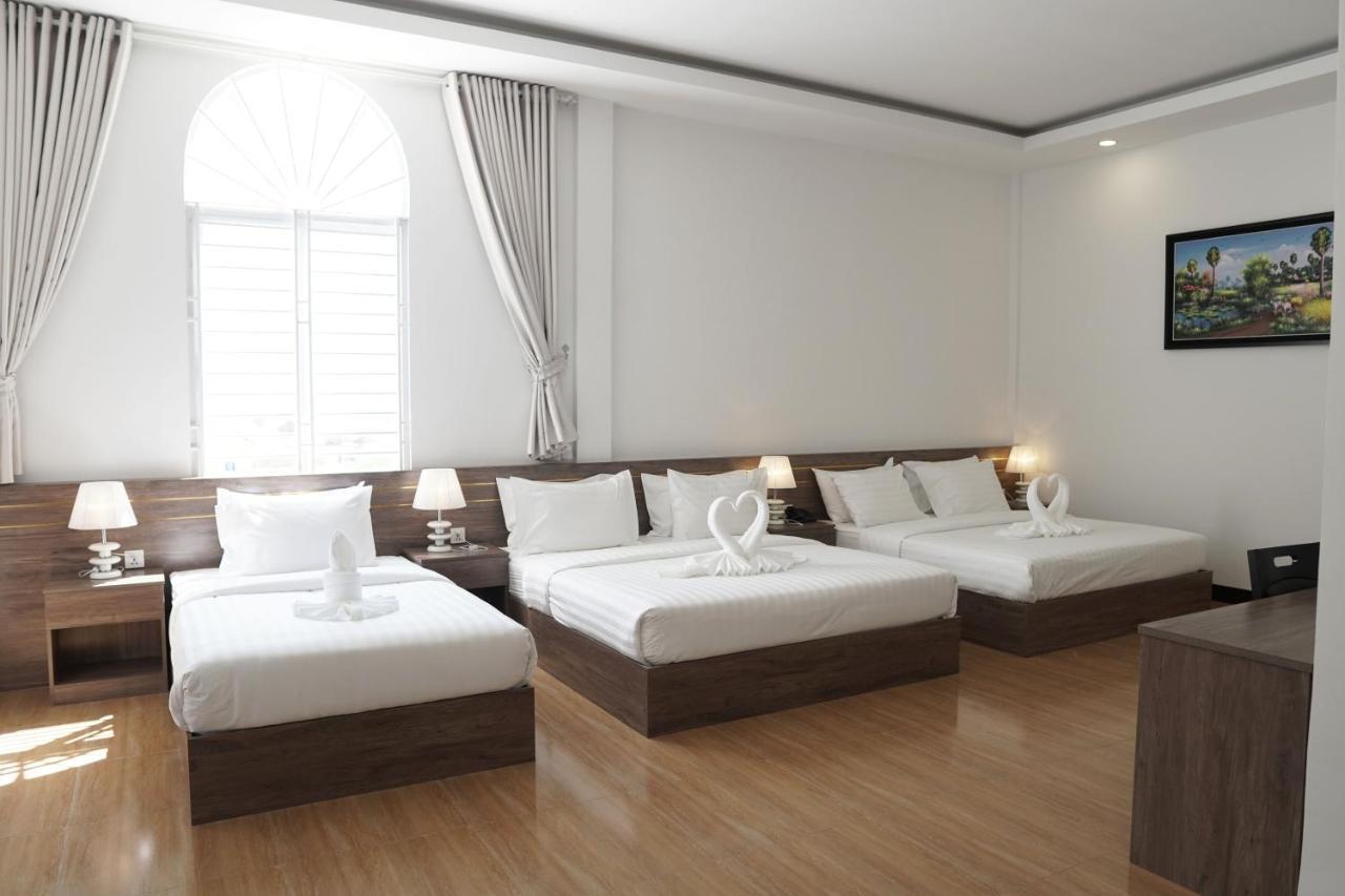 Apple Hotel Three - Near Pnh Airport Phnom Penh Esterno foto