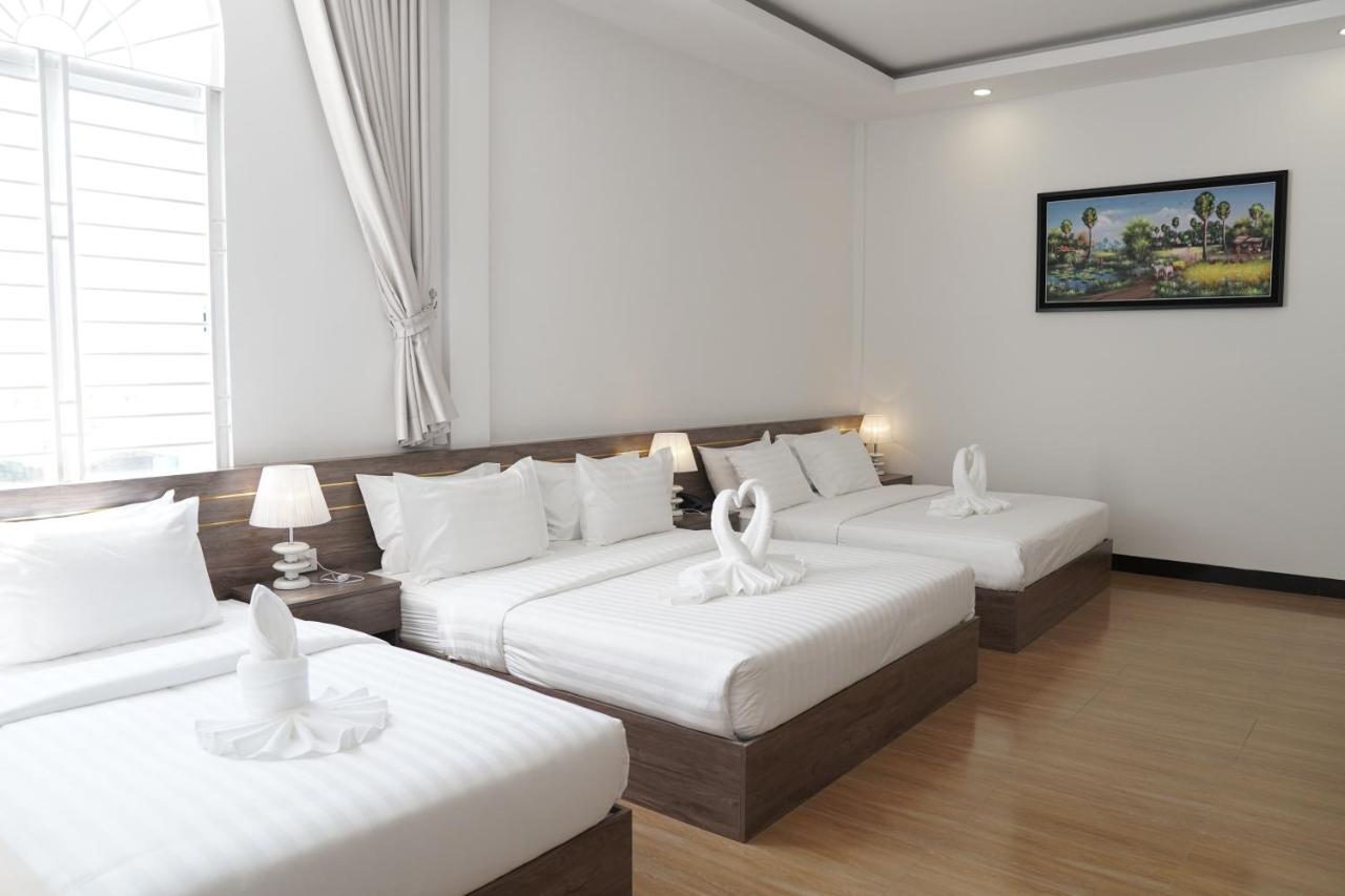 Apple Hotel Three - Near Pnh Airport Phnom Penh Esterno foto