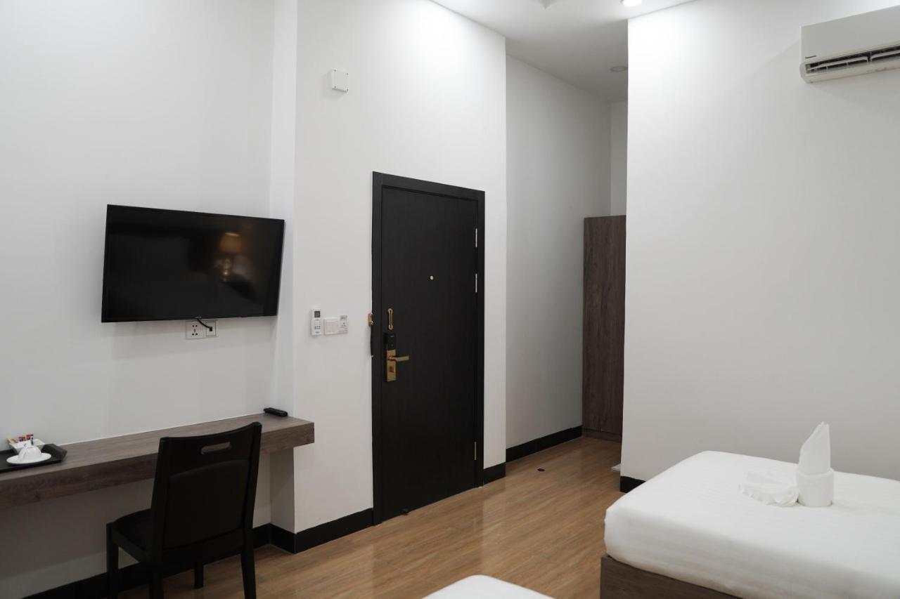 Apple Hotel Three - Near Pnh Airport Phnom Penh Esterno foto