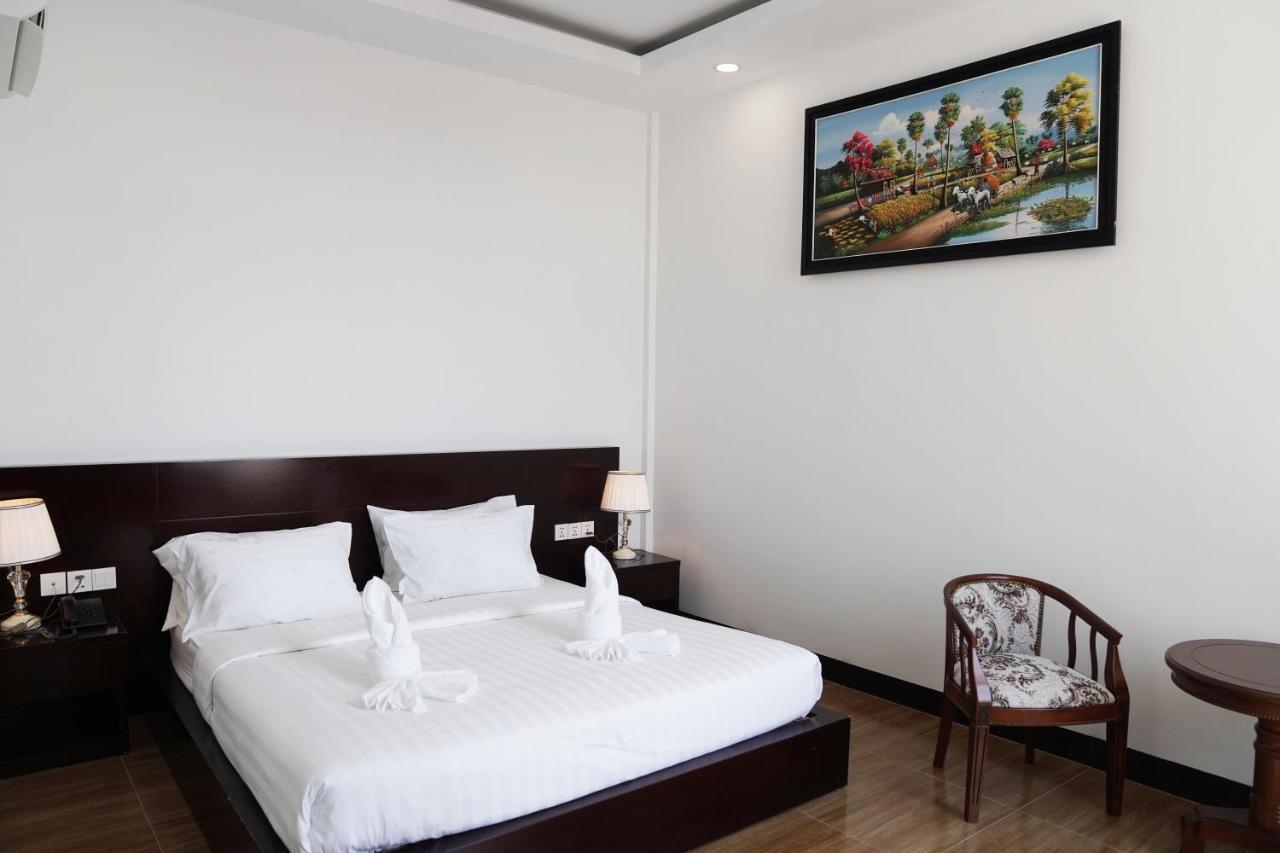 Apple Hotel Three - Near Pnh Airport Phnom Penh Esterno foto